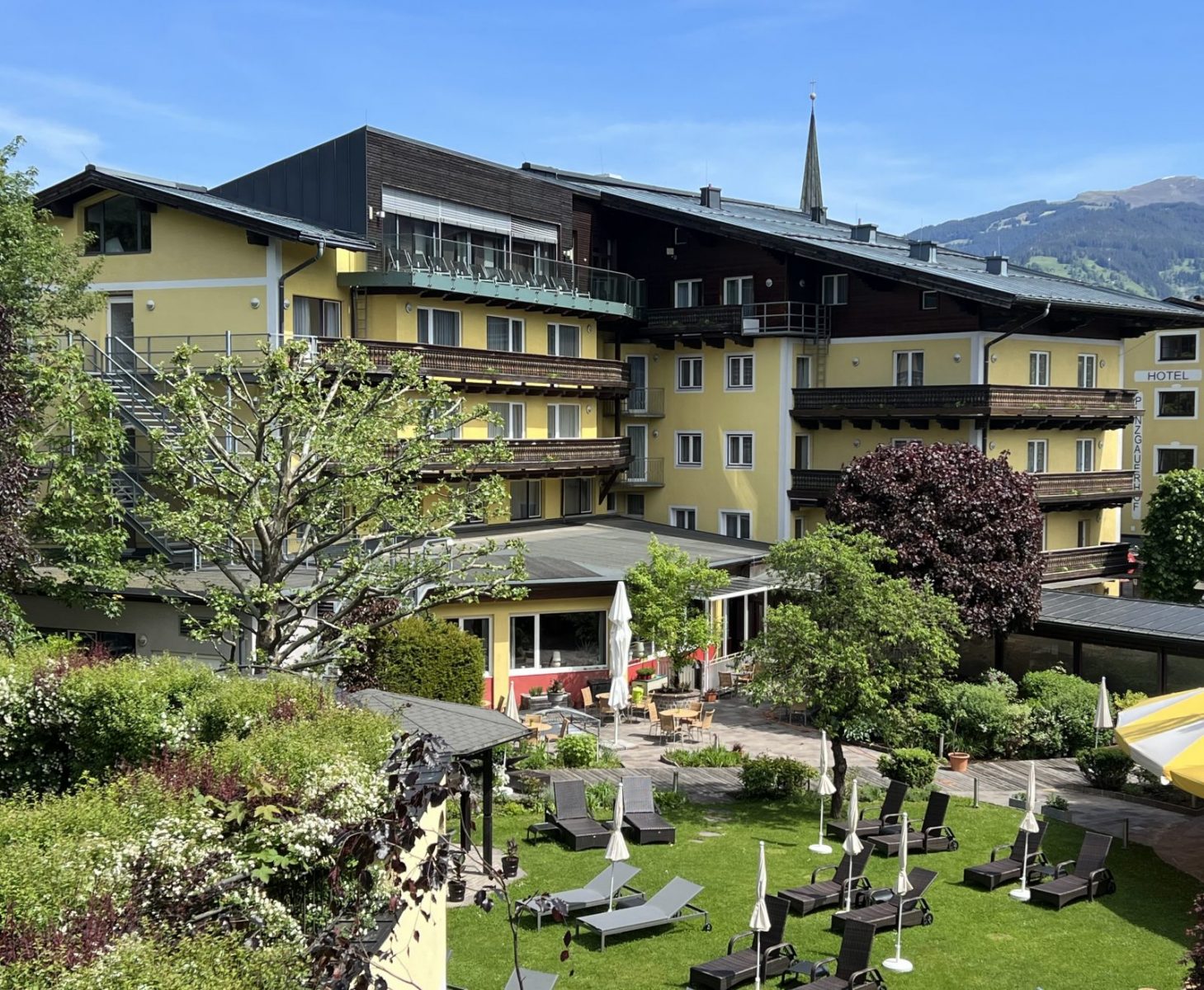 <p><em>Willkommen</em> im<br />
Hotel Schütthof!</p>
