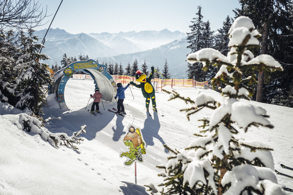 Children skiing with Schmidolin on the Kidsslope at Schmittenhöhe