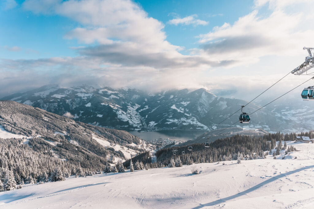 Skiing on the Schmittenhöhe with a view of Lake Zell and Zell am See